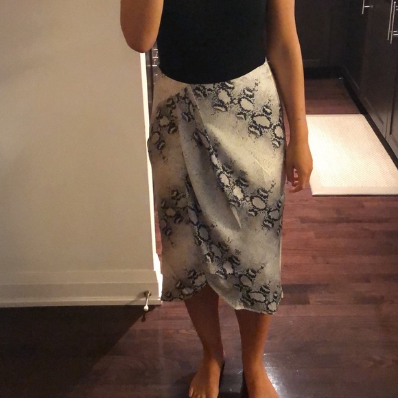 Snake print silky skirt with slit - Picture 2 of 4